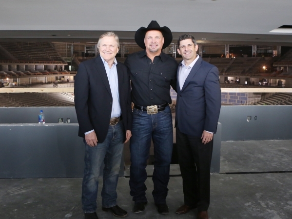 Artist Garth Brooks, center, Pat Christenson, president of Las Vegas Events, left, and Rick Arpin, senior vice president of MGM Resorts International‘s data strategy and arena operations, ce ...