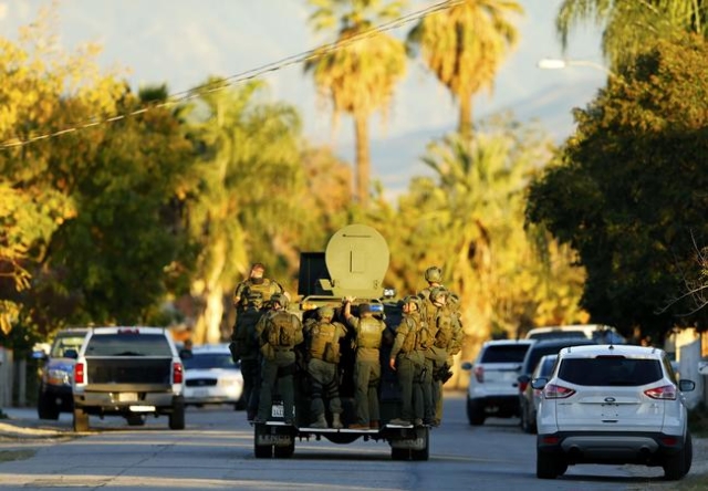 Police officers conduct a manhunt after a mass shooting in San Bernardino, December 2, 2015.    REUTERS/Mike Blake