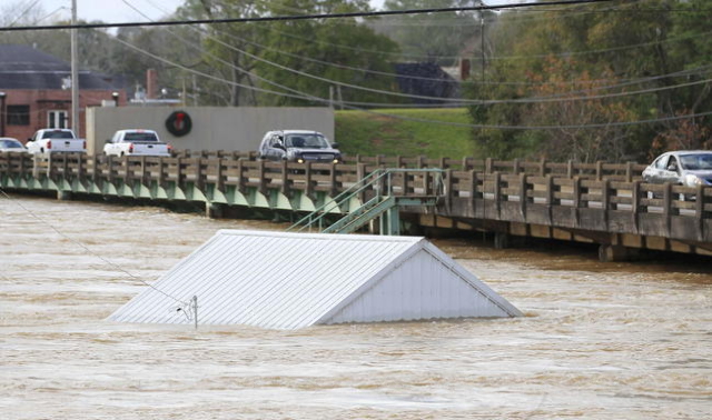 Traffic goes across the bridge on Alabama hwy 87 at the Pea River in Elba, Alabama, December 26, 2015. REUTERS/Marvin Gentry