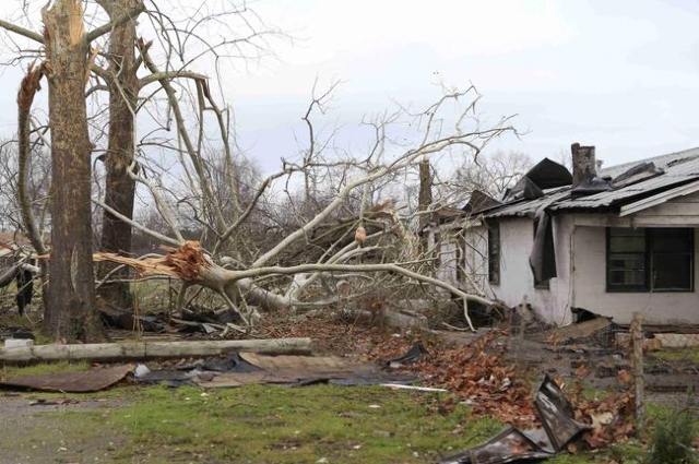 Damage caused by a tornado is seen in a neighborhood in Birmingham, Alabama, December 26, 2015.  REUTERS/Marvin Gentry