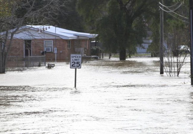 Flooding in a neighborhood along the banks of the Pea River in Elba, Alabama, December 26, 2015.   REUTERS/Marvin Gentry
