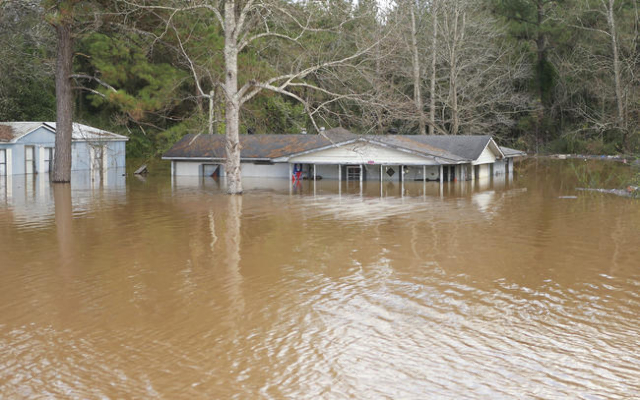 A house is under water on the banks of the Pea River in Elba, Alabama, December 26, 2015.  REUTERS/Marvin Gentry