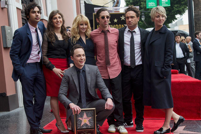 Actor Jim Parsons (crouching) poses with co-stars from the television series "The Big Bang Theory" — Kunal Nayyar, left, Mayim Bialik, Melissa Rauch, Simon Helberg, Johnny Galecki and  ...