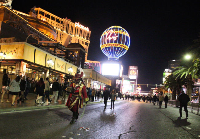 Scenes from a cold, clear New Year’s Eve in Las Vegas — PHOTOS | Las Vegas Review-Journal
