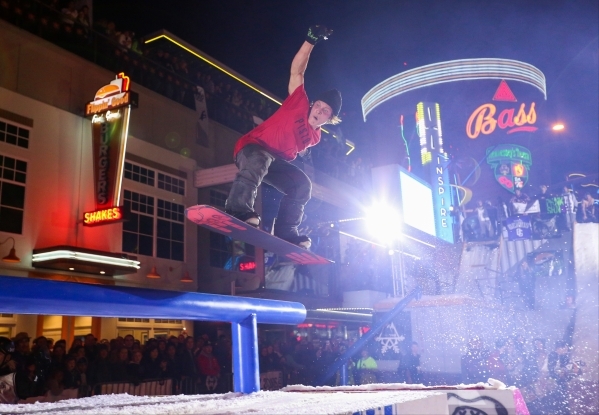 regel Kritiek Klant Snowboarders catch some wicked air on Fremont — PHOTOS | Las Vegas  Review-Journal