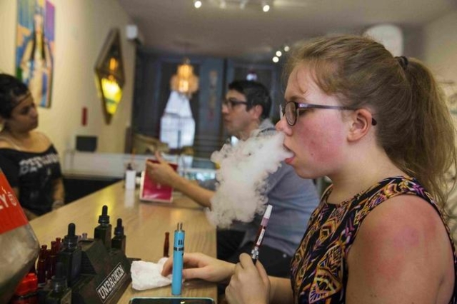 A customer tries different e-cigarette flavors at the Henley Vaporium in New York, June 23, 2015. (Lucas Jackson/Files/Reuters)