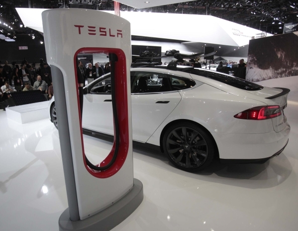 A Tesla S electric car and a charging station are displayed during the press preview day of the North American International Auto Show in Detroit, Jan. 14, 2014. (Rebecca Cook/Files/Reuters)