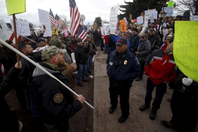Pro-militia supporters (L) and anti-militia supporters (R) confront each other at a protest outside the Harney County Courthouse in Burns, Oregon February 1, 2016.  (Jim Urquhart/Reuters)