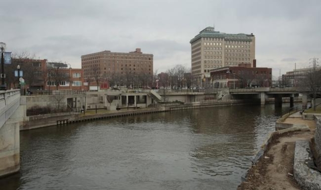 The Flint River is seen flowing thru downtown in Flint, Michigan, December 16, 2015.     REUTERS/Rebecca Cook