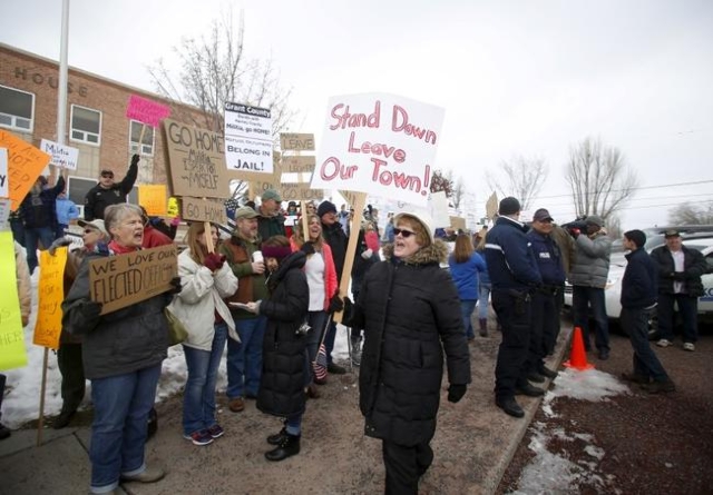 Anti-militia protestors picket outside the Harney County Courthouse in Burns.  REUTERS/Jim Urquhart