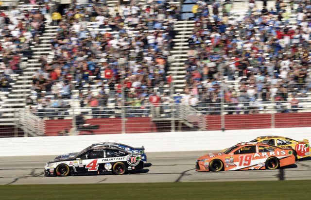 Kevin Harvick (4) and Jimmie Johnson (48)  leads the pack during the Folds of Honor QuikTrip 500 at Atlanta Motor Speedway. Mandatory Credit: John David Mercer-USA TODAY Sports