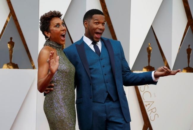 Television presenters Robin Roberts and Michael Strahan arrive at the 88th Academy Awards in Hollywood, California February 28, 2016.  REUTERS/Lucy Nicholson