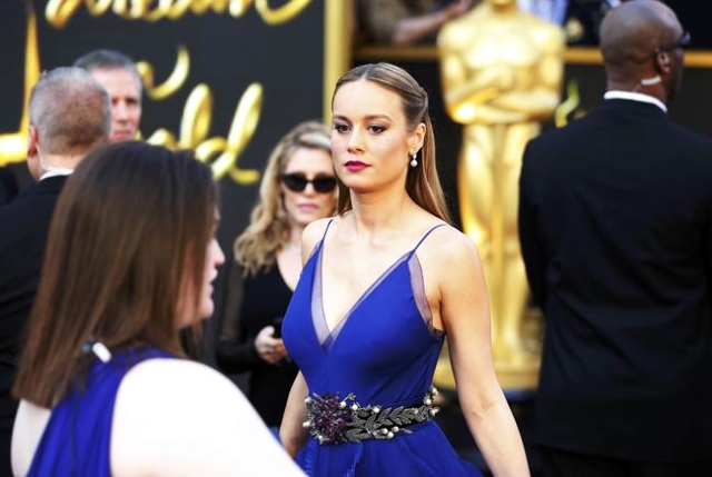 Brie Larson, nominated for Best Actress for her role in "Room", arrives wearing a royal blue embellished gown by Gucci, paired with a matching jeweled hair accessory, at the 88th Academy ...
