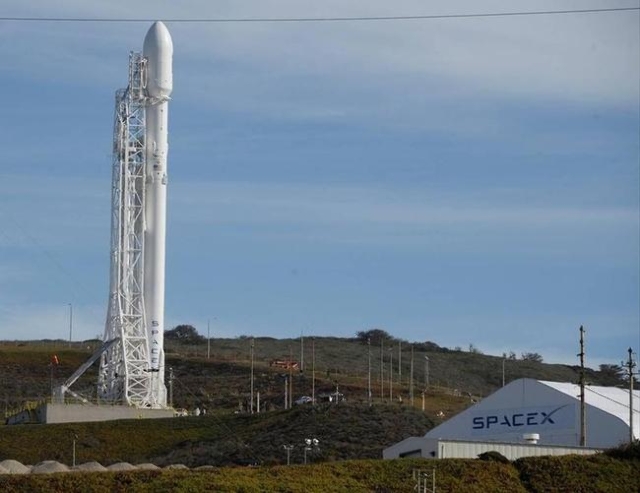 A SpaceX Falcon 9 rocket with the Jason-3 spacecraft onboard is shown at Vandenberg Air Force Base Space Launch Complex 4 East in Vandenberg Air Force Base, Calif., January 16, 2016.   REUTERS/Gen ...