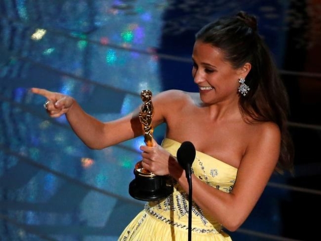 Alicia Vikander receives the Oscar for Best Supporting Actress for her role in "The Danish Girl" at the 88th Academy Awards in Hollywood, California February 28, 2016. REUTERS/Mario Anzuoni