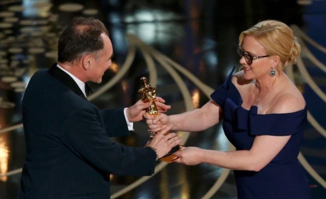 Patricia Arquette presents Britain‘s Mark Rylance (L) with the Oscar for Best Supporting Actor for the movie "Bridge of Spies" at the 88th Academy Awards in Hollywood, California F ...