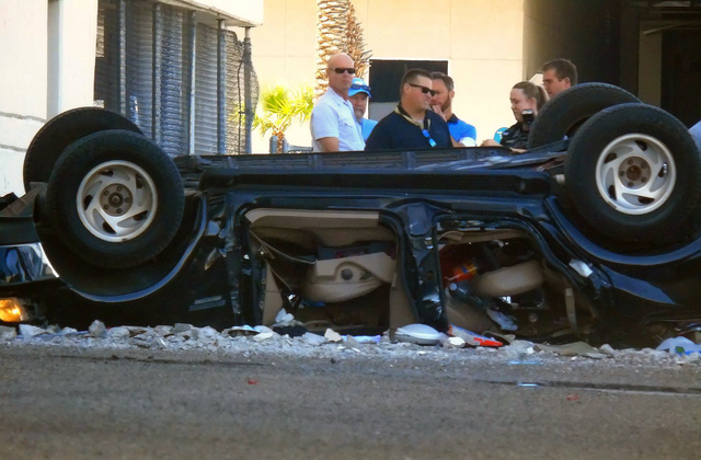 2 injured when car plunges from top of Fashion Valley parking garage