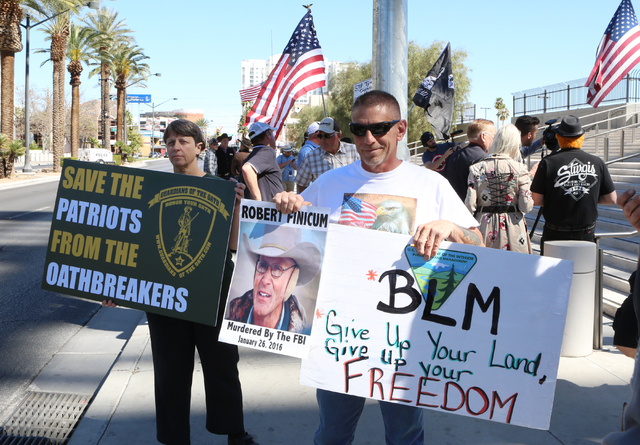 Lyndy Jones, left, and Randy Peck protest outside Lloyd George Federal Building on Thursday, March 10, 2016, in Las Vegas. Cliven Bundy appears in court this afternoon. Bizuayehu Tesfaye/Las Vegas ...