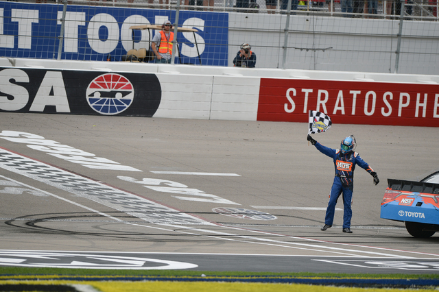 BRETT LE BLANC/LAS VEGAS REVIEW JOURNAL / FOLLOW HIM @BLEBLANCPHOTO
Kyle Busch waves the checkered flag for his hometown fans after winning the Xfinity Series Boyd Gaming 300 at Las Vegas Motor Sp ...