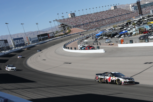Kevin Harvick (4) leads during the NASCAR Sprint Cup Series Kobalt 400 race at the Las Vegas Motor Speedway on Sunday, March 8, 2015. Harvick won the race. (Chase Stevens/Las Vegas Review-Journal)