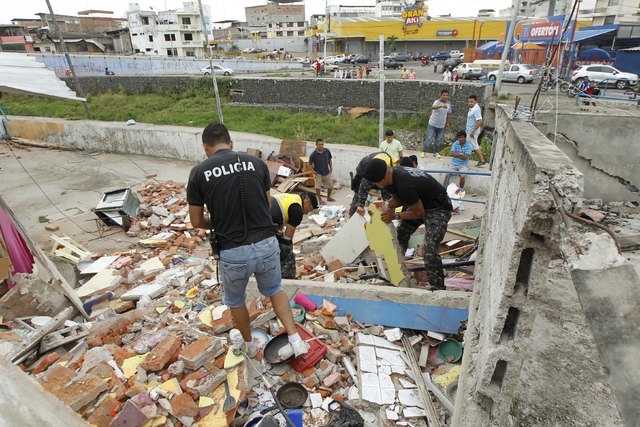 Police officers search through debris after an earthquake struck off Ecuador's Pacific coast, at Tarqui neighborhood in Manta April 17, 2016. (Guillermo Granja/Reuters)