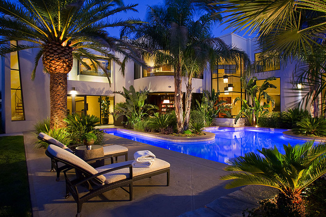 Some Las Vegas Backyards Have Ziplines Swim Up Bars Livestock
