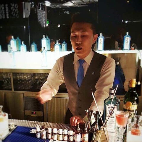 Bartender SeongHa Lee makes a cocktail at a Bombay Sapphire competition. (Courtesy/SeongHa Lee)