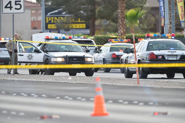 Las Vegas police investigate a homicide at Cohiba Courts Apartments on Thursday, April 7, 2016. (Brett Le Blanc/Las Vegas Review-Journal Follow @bleblancphoto)