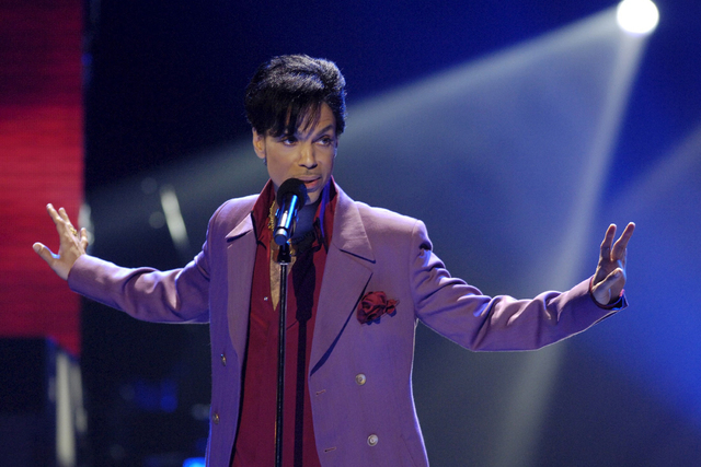 Singer Prince performs in a surprise appearance on the &quot;American Idol&quot; television show finale at the Kodak Theater in Hollywood, California in this May 24, 2006 file photo. Princ ...