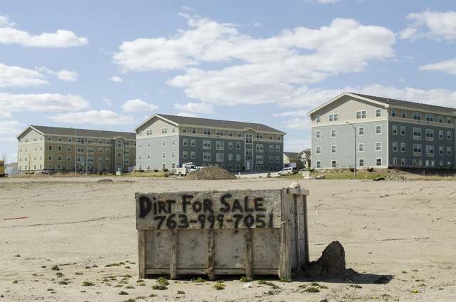An empty lot advertises dirt for sale near newly built apartment buildings in Williston, North Dakota April 30, 2016. (Andrew Cullen/Reuters)