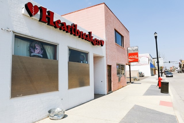 Heartbreakers, a former strip club, is seen in downtown Williston, North Dakota, U.S. May 15, 2016. (Andrew Cullen/Reuters)