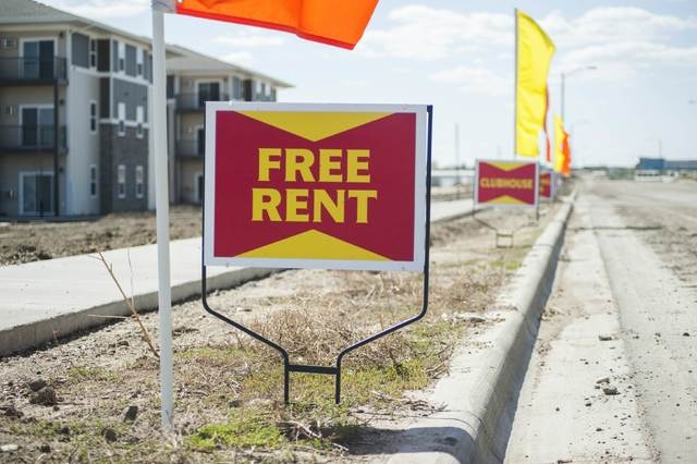 A newly built apartment complex advertises free rent and other amenities in Williston, North Dakota April 30, 2016. (Andrew Cullen/Reuters)
