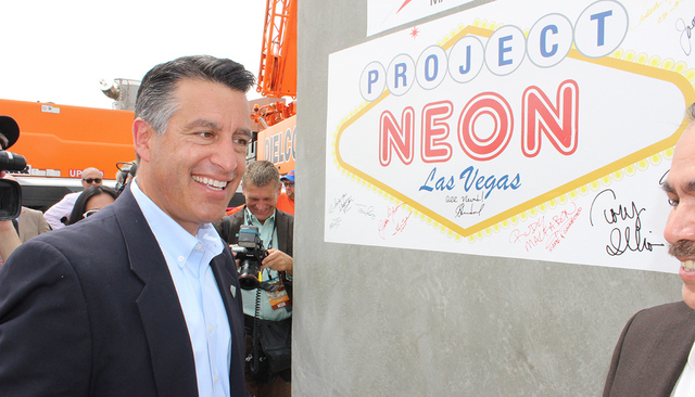 El gobernador Brian Sandoval estampó su firma en el bloque de concreto que será usado en Project Neon, el jueves 7 de abril de 2016. El jueves 7 de abril, se colocó el primer bloque de concreto ...
