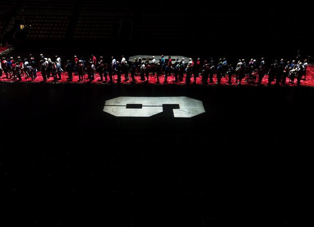 Fans pay respect to Gordie Howe at Joe Louis Arena