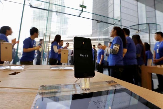 Sales staff welcome the customers to buy iPhone 6 and iPhone 6 Plus at an Apple store in Beijing, Oct. 17, 2014. (Jason Lee/Reuters)