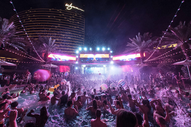 XS Nightclub makes a splash with its nighttime pool party | Las Vegas Review-Journal