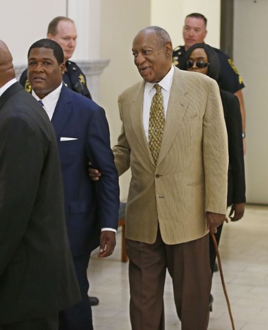 Bill Cosby is helped by an aide as he returns into Courtroom A in the Montgomery County Courthouse in Norristown, Pennsylvania, July 7, 2016. (Michael Bryant/Pool/Reuters)