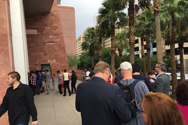 The line to get through RJC security. (@La_Ley/Twitter)
