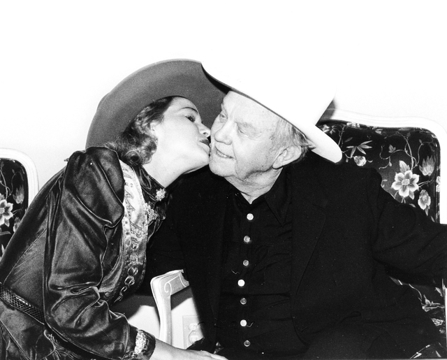 Benny Binion receives a kiss in this Las Vegas News Bureau file photo from Dec 10, 1985. Photo/Las Vegas News Bureau