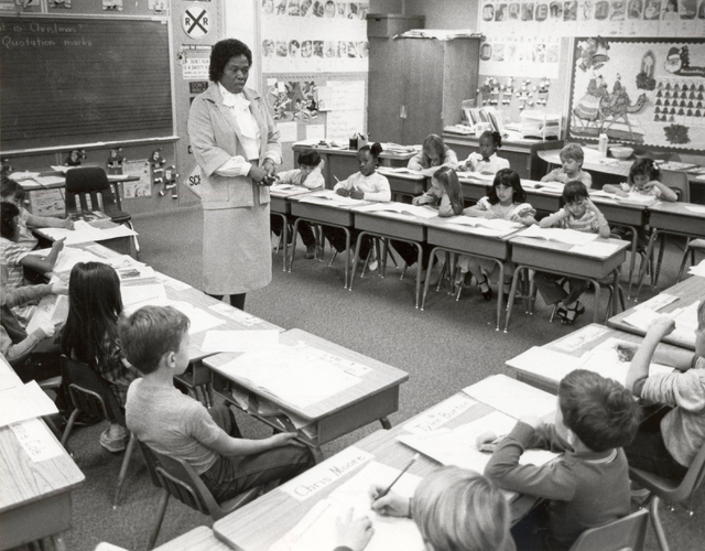 Stella Mason Parson teaches her students at Myrtle Tate Elementary School in Las Vegas on Dec. 18, 1985. (Gary Thompson/ Las Vegas Review-Journal)