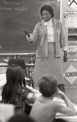 Stella Mason Parson teaches her students at Myrtle Tate Elementary School in Las Vegas on Dec. 18, 1985. (Gary Thompson/Las Vegas Review-Journal)