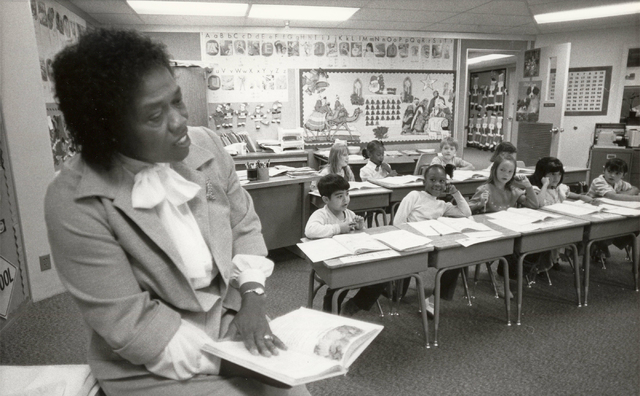 Stella Mason Parson teaches her students at Myrtle Tate Elementary School in Las Vegas on Dec. 18, 1985. (Gary Thompson/Las Vegas Review-Journal)
