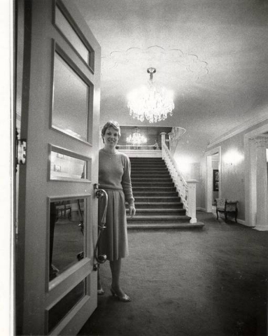 Bonnie Bryan opens the front door to the Nevada Governor's Mansion in Carson City, Nev., March 10, 1983. (Gary Thompson/Las Vegas Review-Journal File)