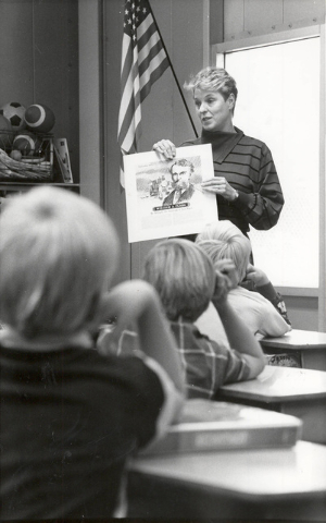 First Lady Bonnie Bryan, teaches class at Ruth Fyfe Elementary School during National Education Week. (Gary Thompson/Las Vegas Review-Journal File)