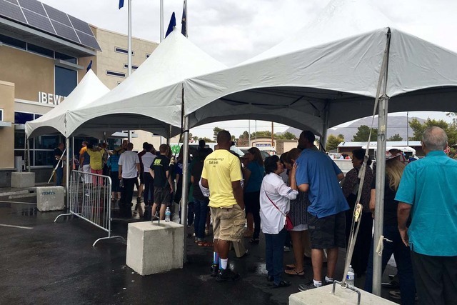 People line up to get into the rally for Democratic presidential candidate Hillary Clinton at the IBEW Local 357 Hall in Las Vegas, Thursday, Aug. 4, 2016. (Twitter/@NatalieBruzda)