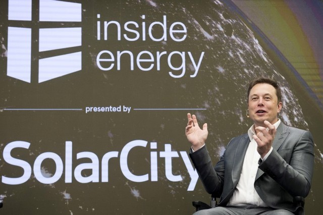 Elon Musk, Chairman of SolarCity and CEO of Tesla Motors, speaks at SolarCity's Inside Energy Summit in Manhattan, New York October 2, 2015. REUTERS/Rashid Umar Abbasi/File Photo