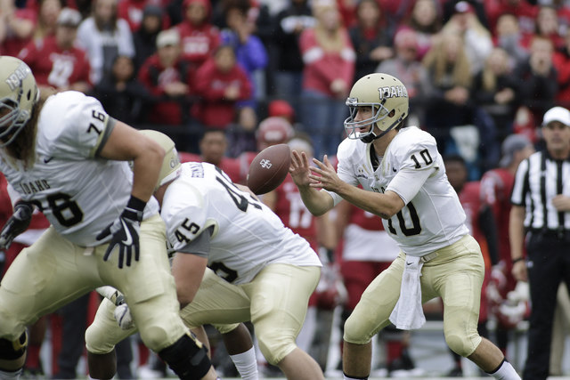 Idaho quarterback Matt Linehan (10) takes a snap during the first half of an NCAA college football game against Washington State in Pullman, Wash., Saturday, Sept. 17, 2016. (Young Kwak/AP)