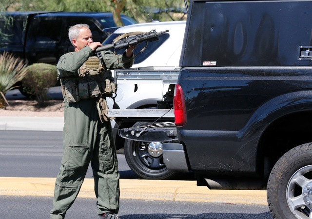 A member of the SWAT team holds a gun near Rainbow Blvd. in Las Vegas, Sunday, Sept. 25, 2016. (Chitose Suzuki/Las Vegas Review-Journal)