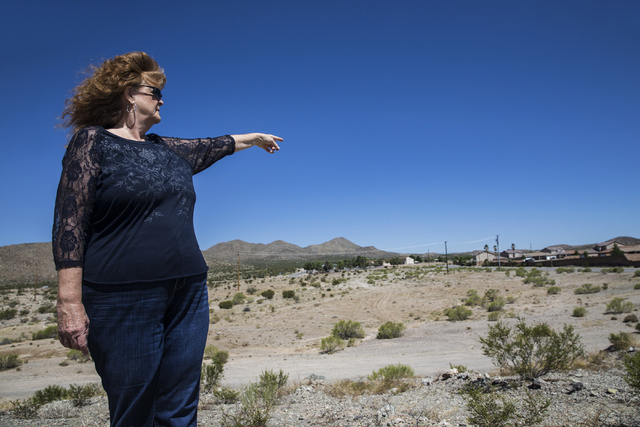 Realtor Diane Kendall points out features of Cottonwood Lake Homes subdivision on Monday, Sept. 5, 2016, in Searchlight, Nev. (Benjamin Hager/Las Vegas Review-Journal)