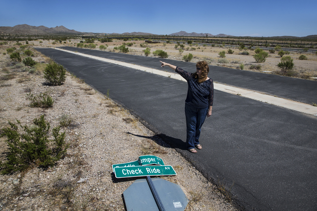 Realtor Diane Kendall points out features of Searchlight Airpark subdivision on Monday, Sept. 5, 2016, in Searchlight, Nev. (Benjamin Hager/Las Vegas Review-Journal)